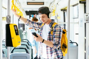 Нужно ли снимать рюкзак в общественном транспорте — правила поведения