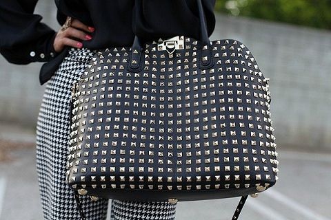 Металлические конусы на сумке