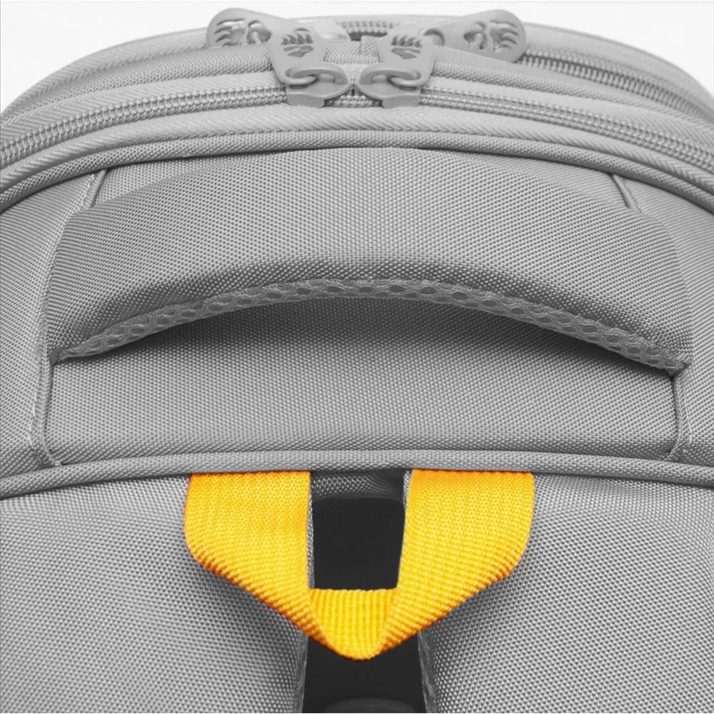 Ручка-петля — помогает сохранять рюкзак в чистоте